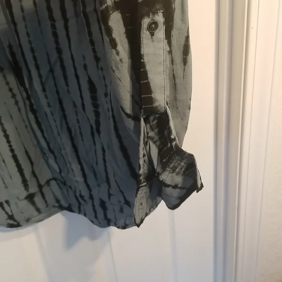 Rock & Republic Long Sleeve 100% Rayon Top. Lace up chest. Size Small - Picture 7 of 7